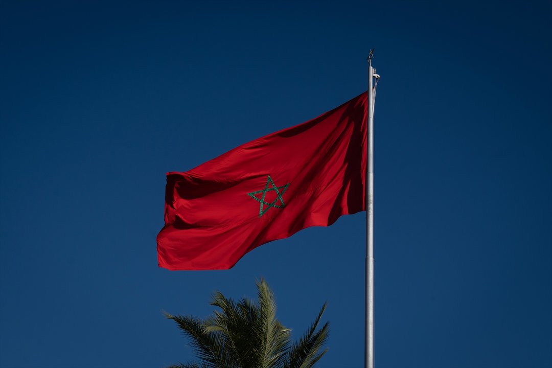 Vista de una bandera de Marruecos el día que da comienzo la XII Reunión de Alto Nivel Marruecos-España, a 31 de enero de 2023, en Rabat (Marruecos). 